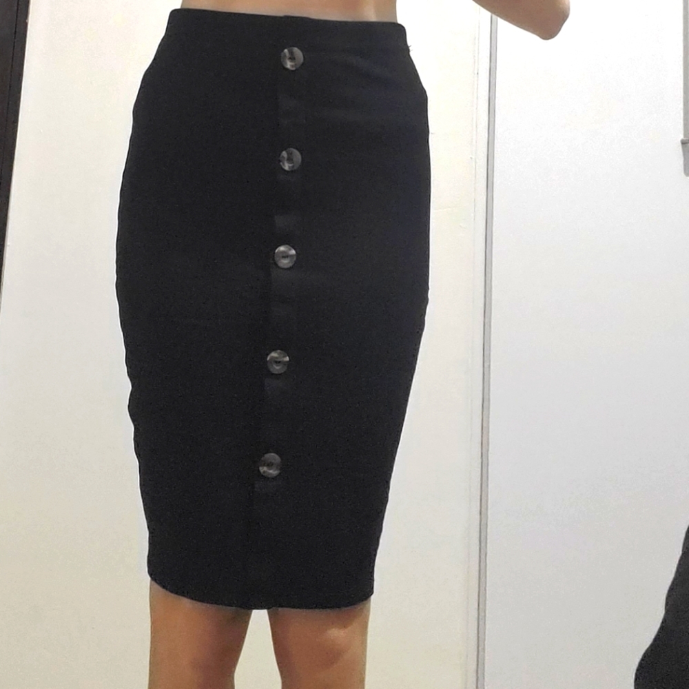 Black fitted skirt with slit in the back and buttons in the front